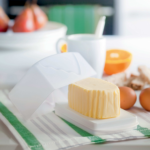 Botervloot op ontbijttafel met boter